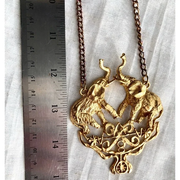 Vintage Elephant Medallion Pendant Necklace Goldtone Oversized - Picture 7 of 9